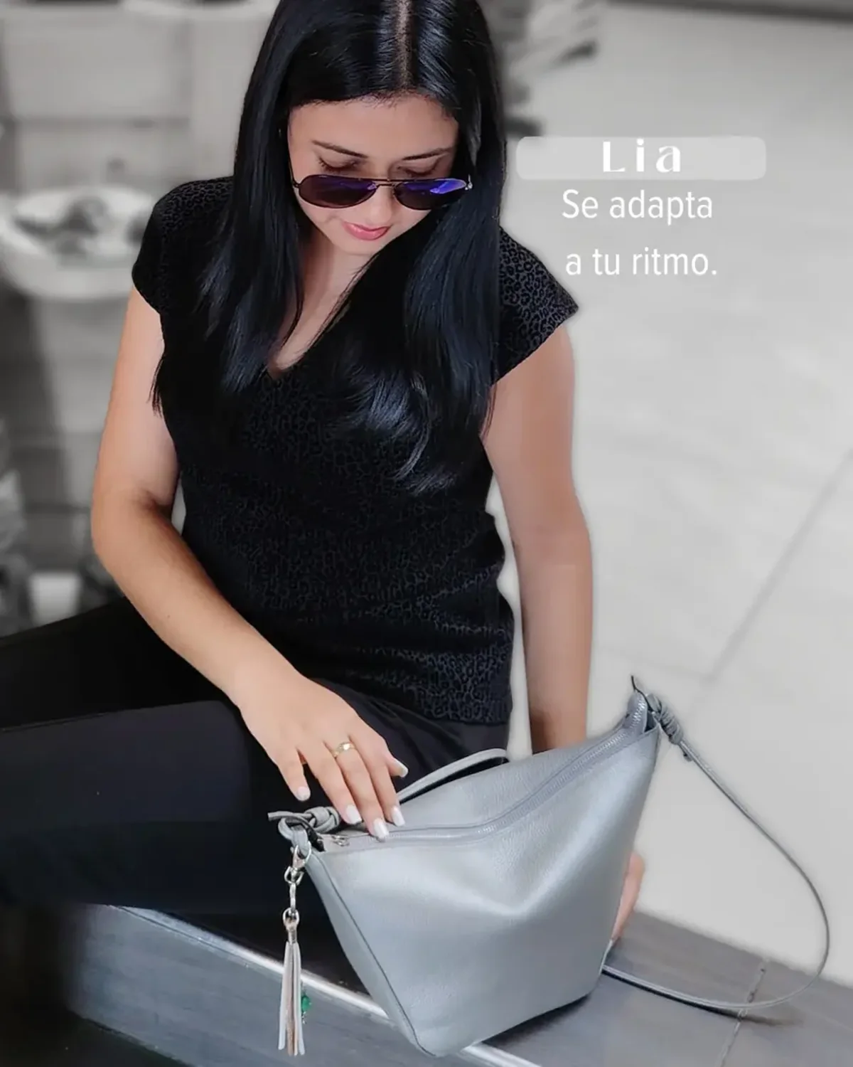 Modelo con bolso de cuero Heros Leather