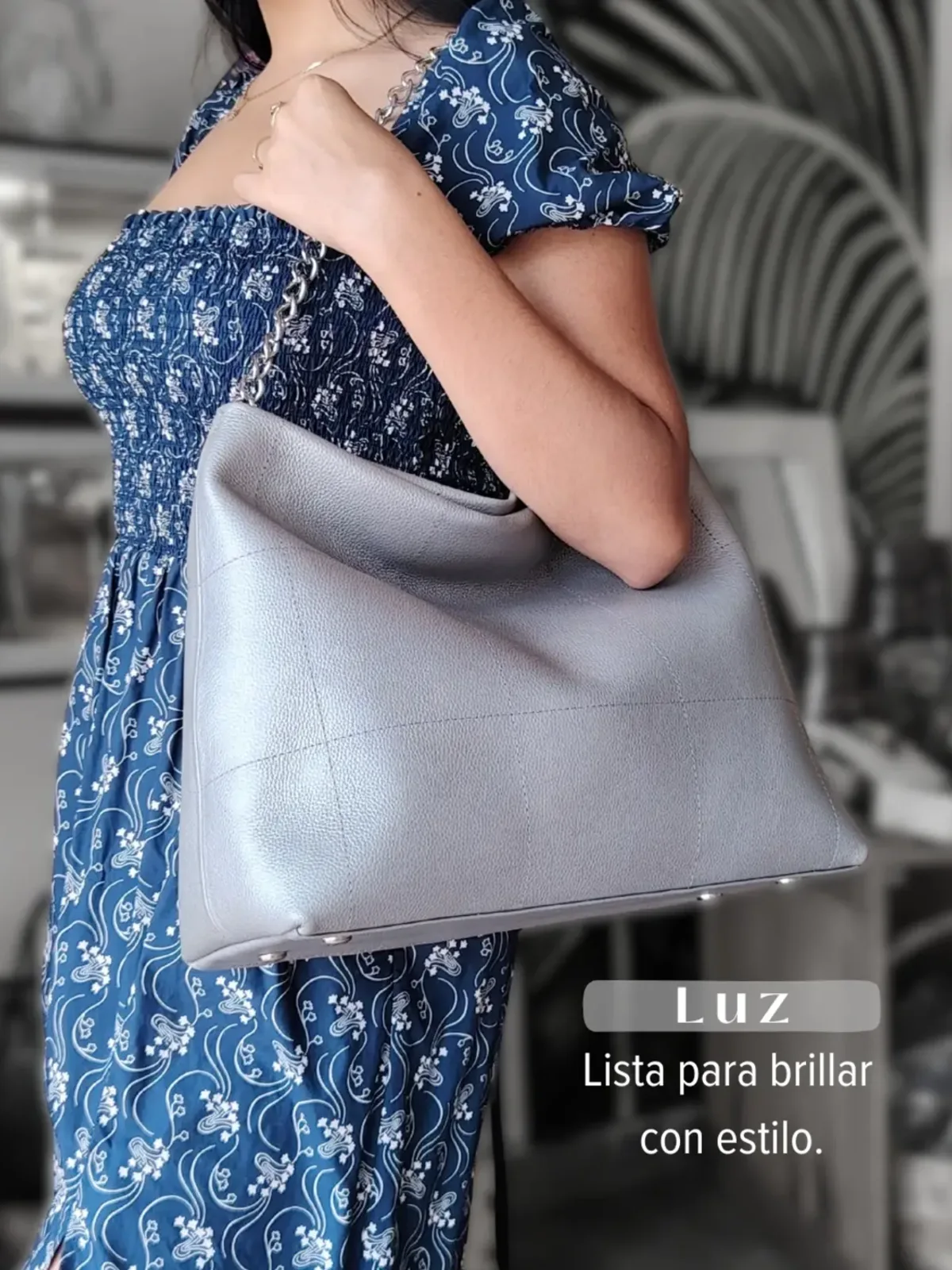 Modelo con cartera de cuero hecha a mano en Honduras