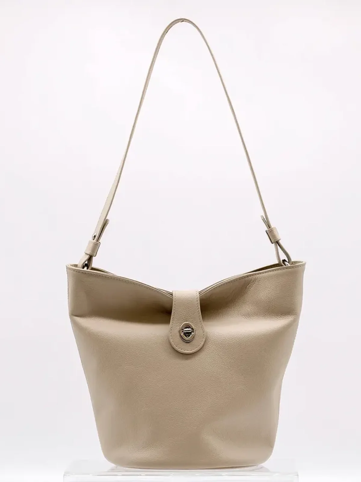 Bolso Judith de cuero genuino sobre fondo neutro