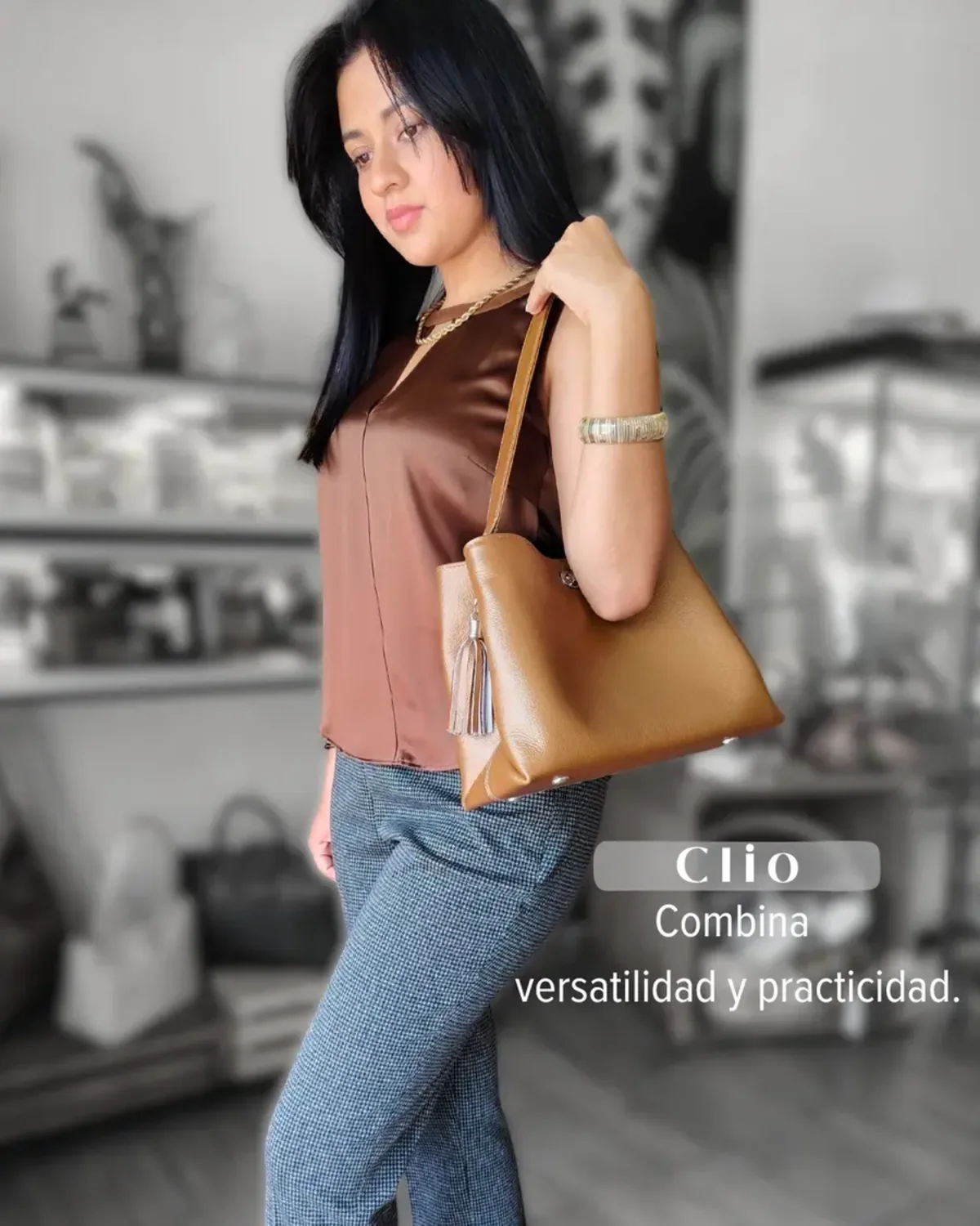 Modelo con bolso de cuero de la campaña Clio